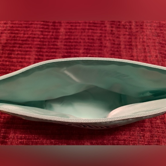 Clinique Cosmetic Bag - Picture 6 of 7